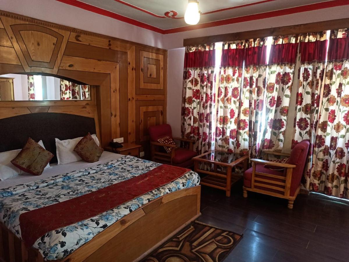 Hotel Prini Inn Manāli Rum bild